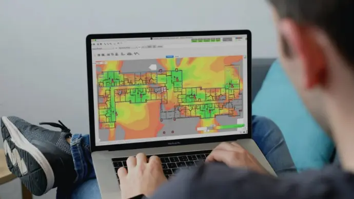 Site Survey Predictivo: Con Ekahau Planner, modelamos el entorno RF en 3D antes de la instalación.