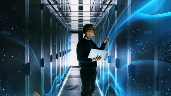 Ingeniero revisando consolas en centro de datos con virtualización y servicios gestionados.