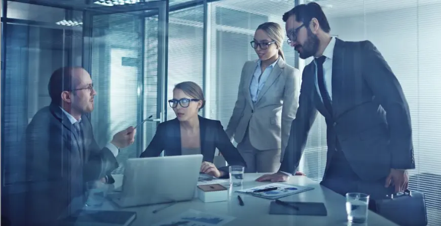  Profesionales de TI revisando activos tecnológicos para auditoría y diagnóstico técnico.