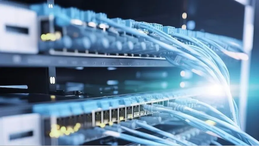 Conexiones de red y switches en rack de datacenter para infraestructura de redes L2/L3.